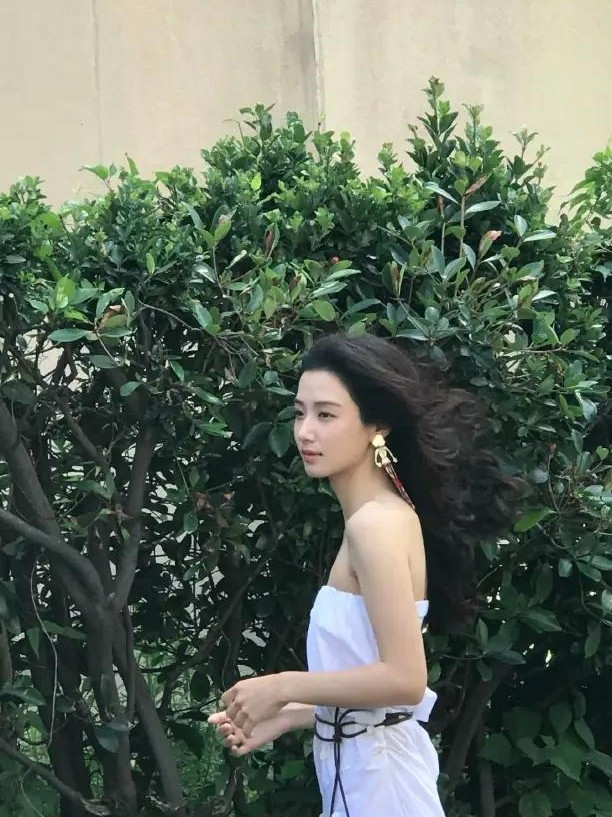 曾公开呼吁大家不要一味追求瘦的卢昱晓，转头自己却瘦成了纸片人，这瞬间引发不少争议最近在西双版纳路透里