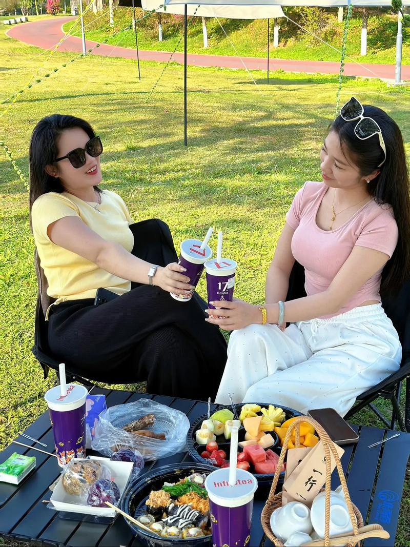 春天假日与好友野餐，风裹花香，笑声漫过青草地。