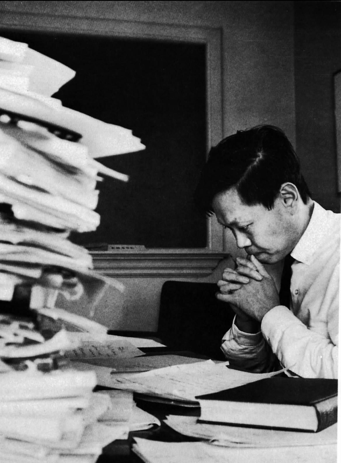 1963年，已获得诺贝尔物理学奖六年的杨振宁教授，在美国普林斯顿高等研究院他的办