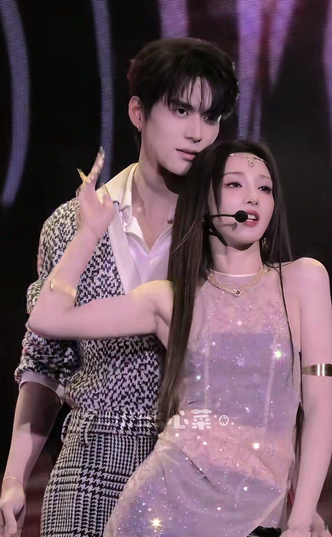 章时安你小子都快被彭小苒身上传来的香气迷晕了吧