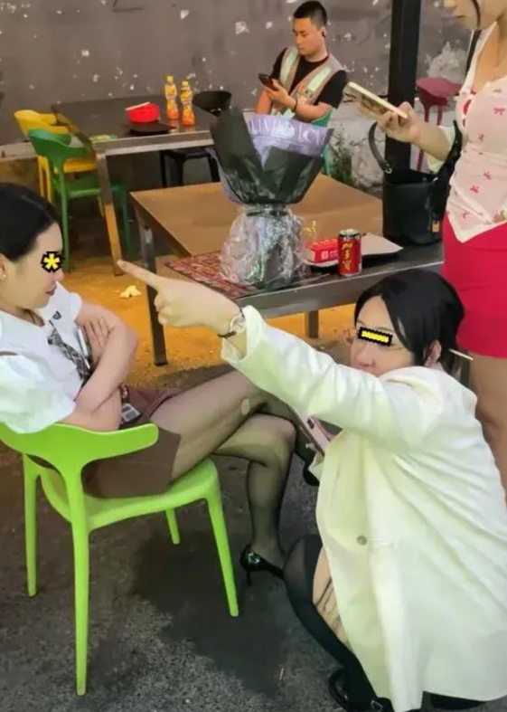 三个年轻貌美的女孩吃饭不给钱，只因全身上下凑不出来200块。凌晨三点的辽宁街