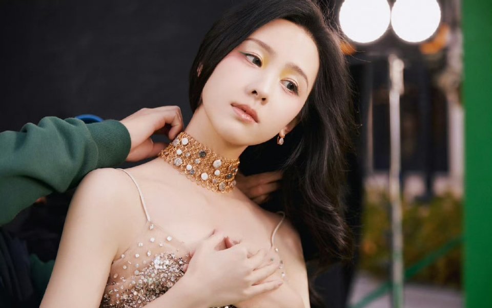 陈都灵～～吊带裙太美了陈都灵明星明星妆容大赏陈都灵​​​