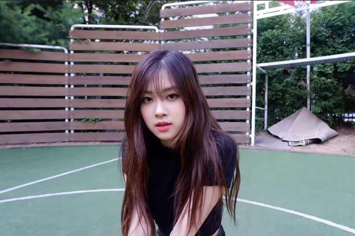 她的本名叫罗丝安妮·朴(RoseannePark)她的中文名叫朴彩英由韩