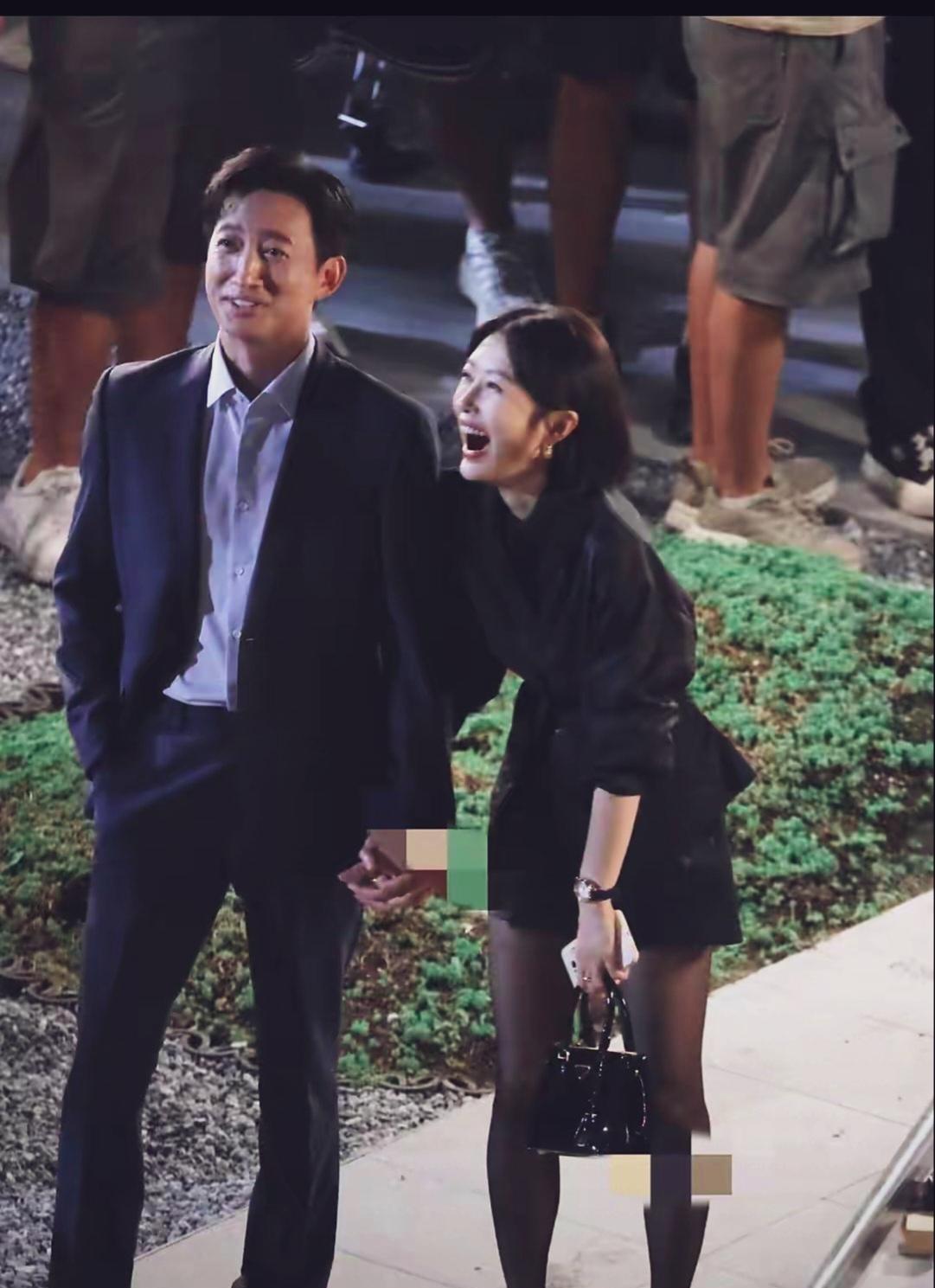 王阳与秦岚宁波拍戏片场，这俩人搭戏特养眼，秦岚黑丝妩媚动人，身姿曼妙如少女，王阳