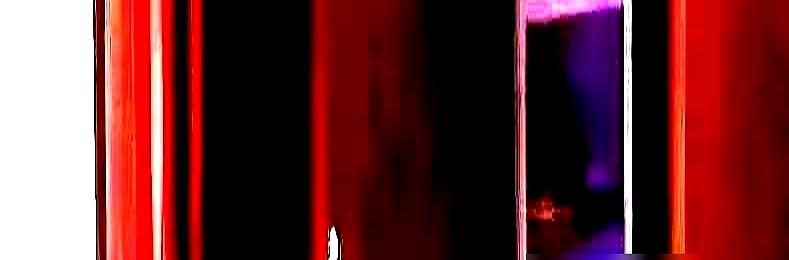 莎朗斯通在放映室抡圆胳膊，一巴掌狠狠抽在导演脸上。她死死盯着屏幕上自己走光的下半