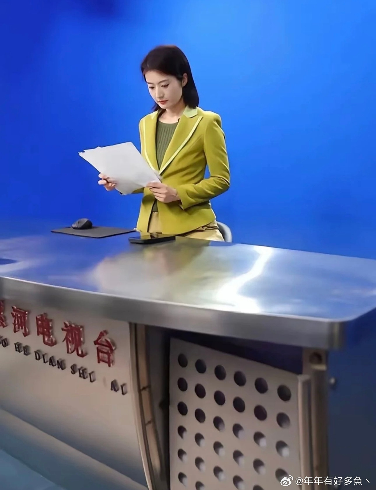 怪不得主持人只露上半身，你永远也猜不到他们下半身是什么样子