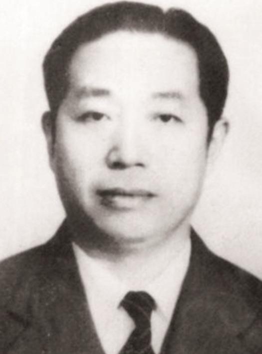1945年，日本投降后，日军少将手握十万步枪交给地下党员，提货时抛出三道门槛，只