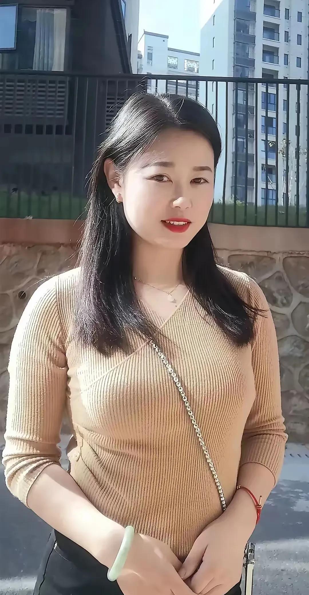 这是我一个亲戚，长得还算漂亮吧，我就问大家喜欢不？头段时间离婚了！为什么离婚呢