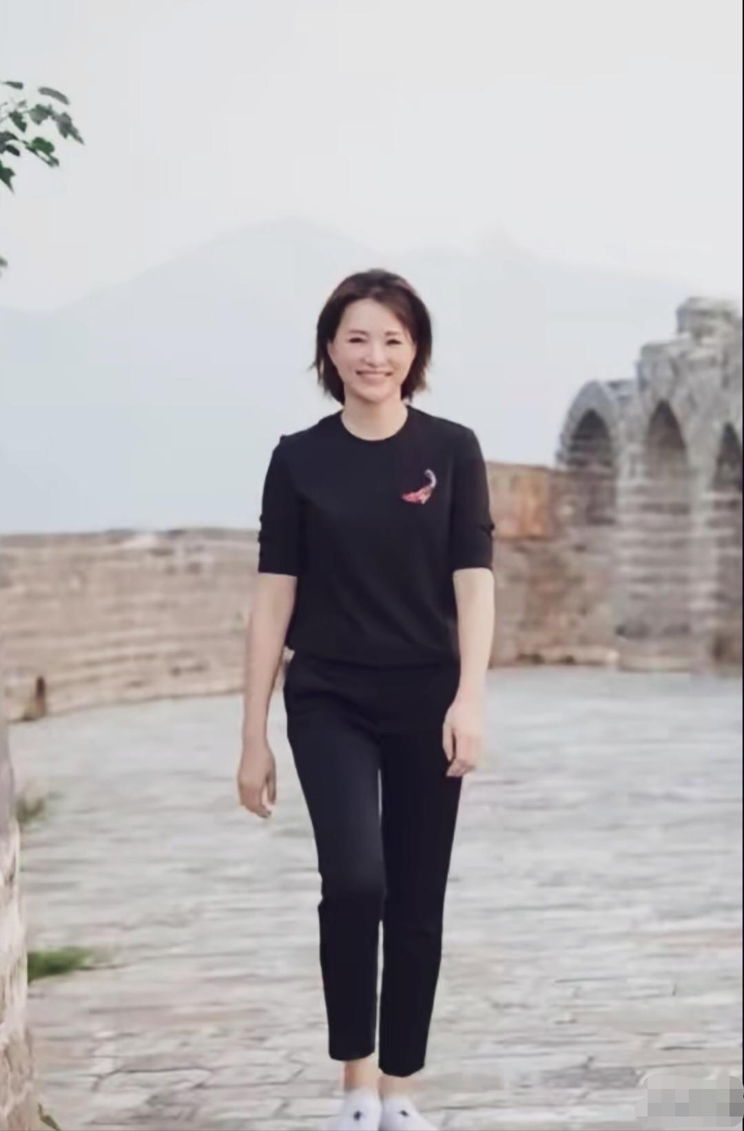 董卿一身黑色穿搭，带着笑容缓缓走来，虽然离开央视舞台，依然端庄优雅，魅力十足！