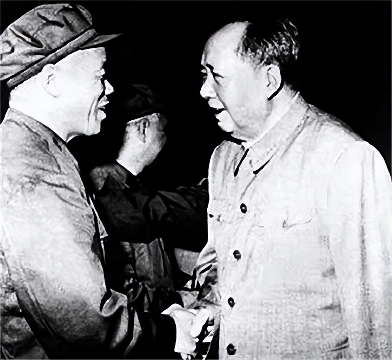 1967年，韩先楚在武汉东湖宾馆养病，因麻雀在外边太吵人，他拿出枪对准枝头开了一