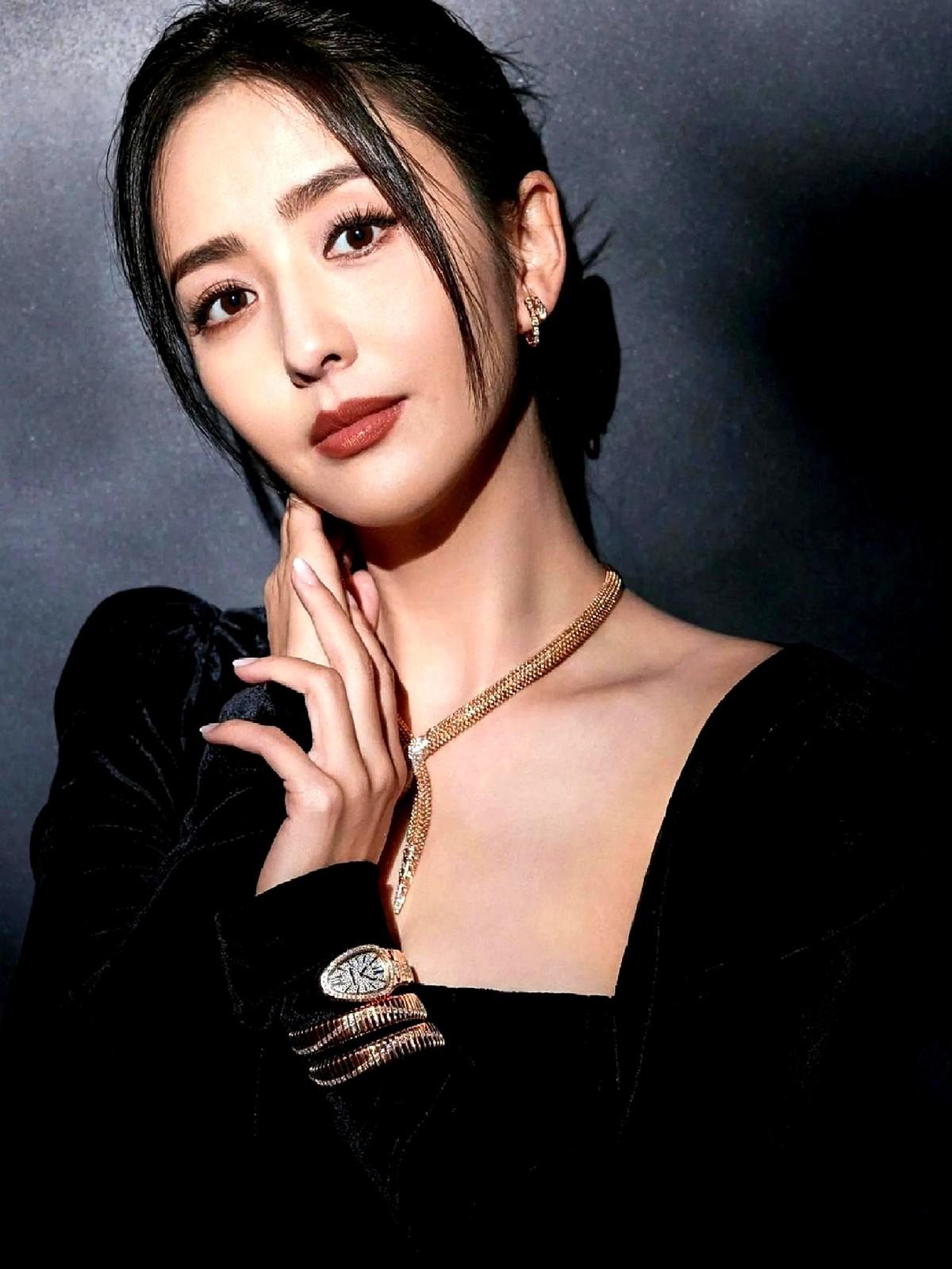 镜头扫过晚宴，一片黑压压里，佟丽娅硬是把这条没亮片的裙子穿成了全场焦点。没露