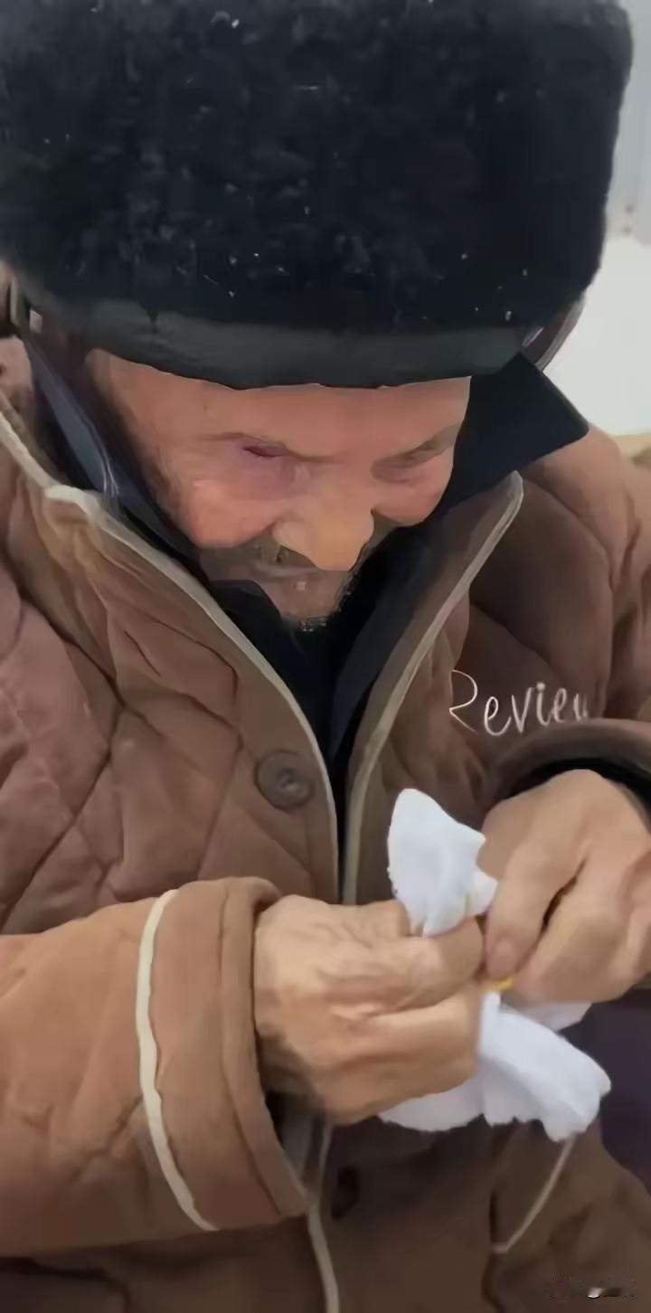 96岁的妹妹去老屋里看98岁的哥哥，哥哥手都抖个不停，一层又一层地把怀里的钱掏出