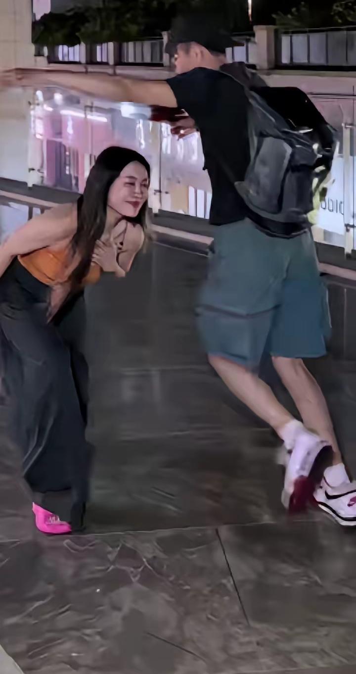 打工一年回家，他想拥抱妻子，两次被躲开，男人扔下花转身就走！火车站出站口，人