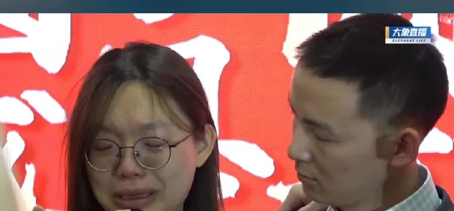 谢浩楠的三个妹妹上台，小妹妹开心的说请哥哥吃螺蛳粉，大妹现场很激动，发言的时候直