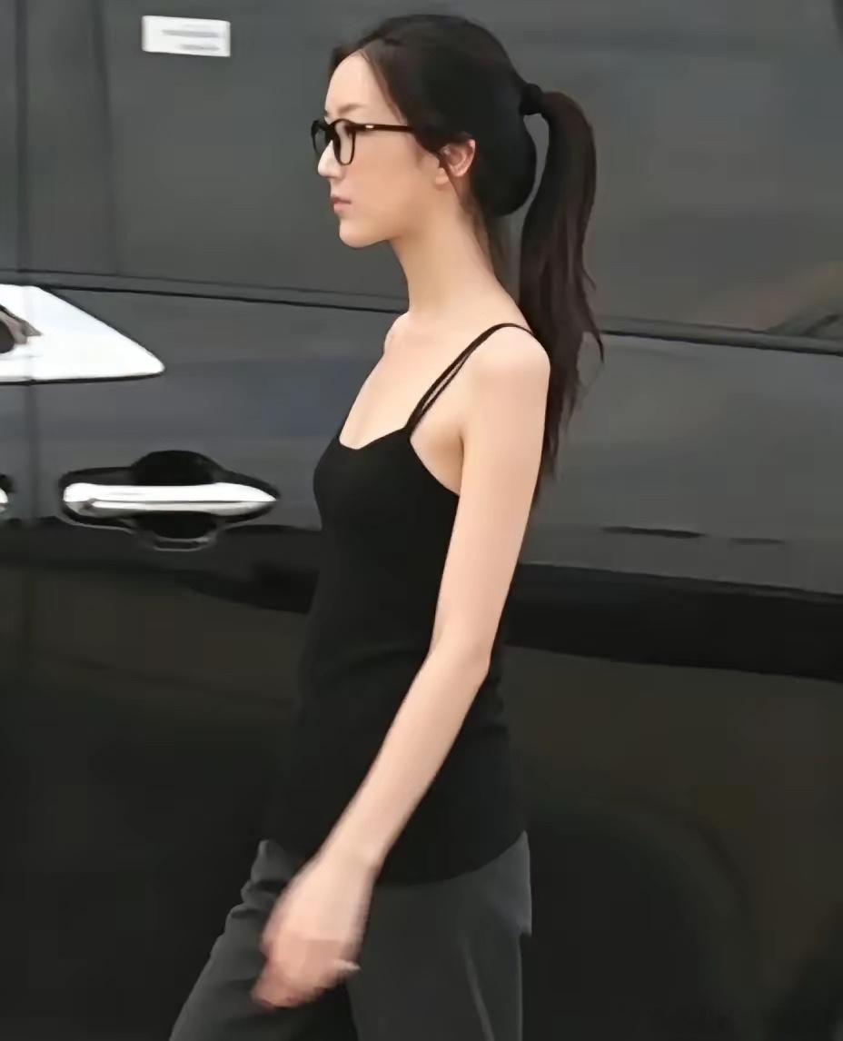 王菲这两个女儿，一个继承了她的美貌，一个继承了她的妙音。太好了。不过我更喜欢窦靖