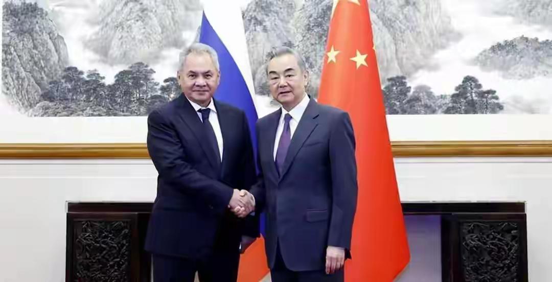 彻底藏不住了！普京访华返程火速发人民币债，根本不是国际化，是俄国库撑不住了