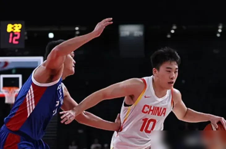 2014年男篮拿第五，全网骂翻了，宫鲁鸣差点下课。可就是这波人，第二年全胜夺冠。付政浩拿这事说现在，