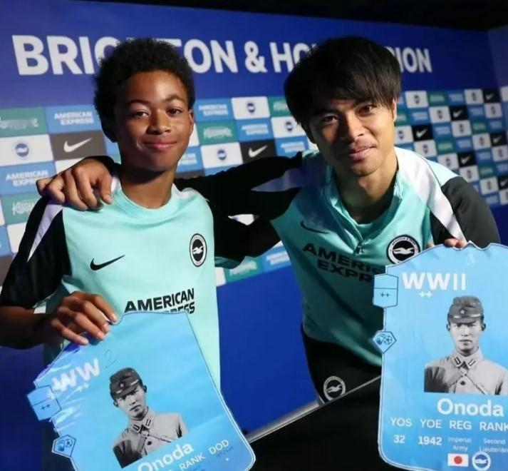 日本国脚三笘薰的操作真是刷新下限！拿着二战战犯的照片公开合影，还被俱乐部当成“