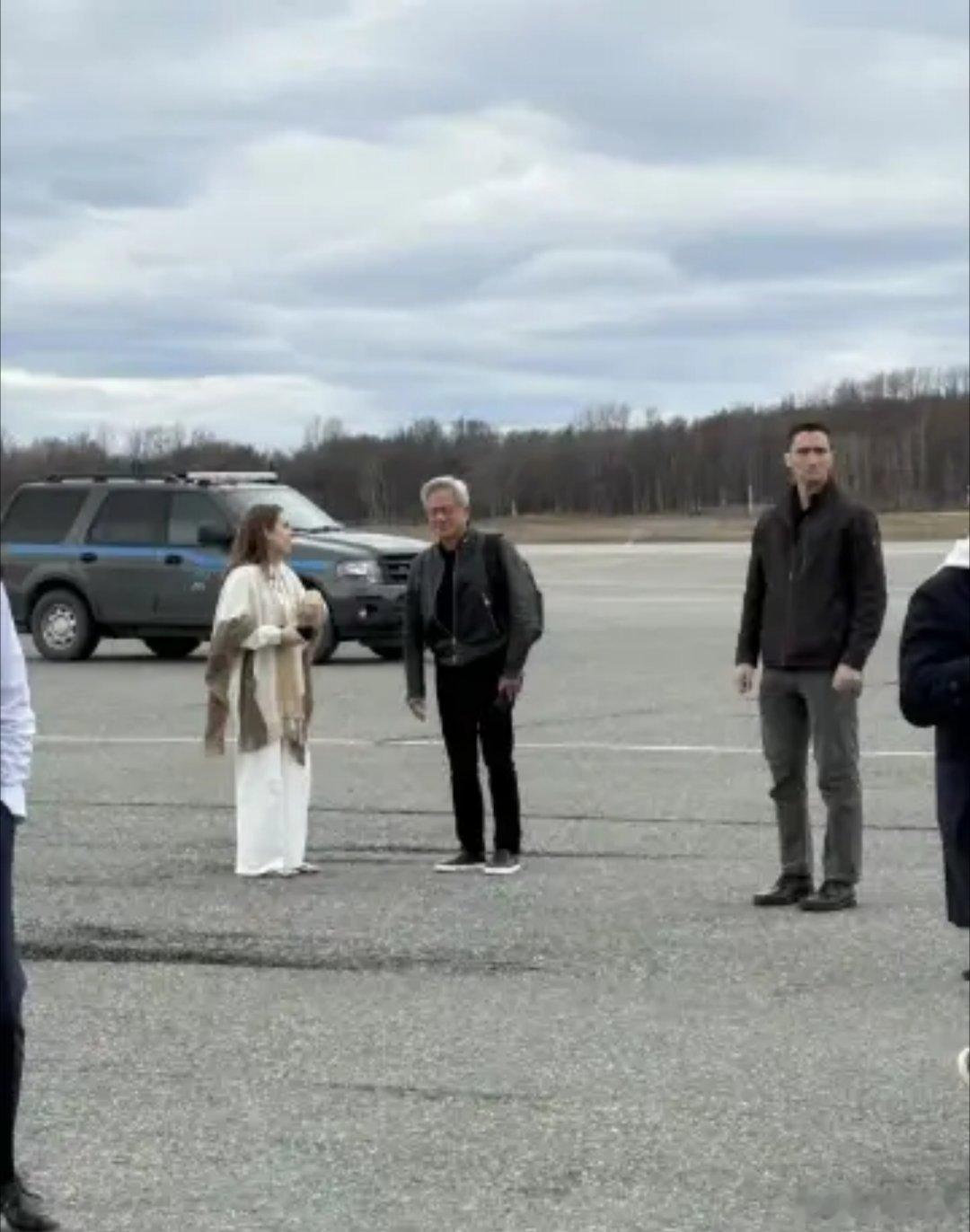 英伟达的黄仁勋“半路登机”。专机起飞，中途加油，半路接人——这剧情，连好莱坞编剧