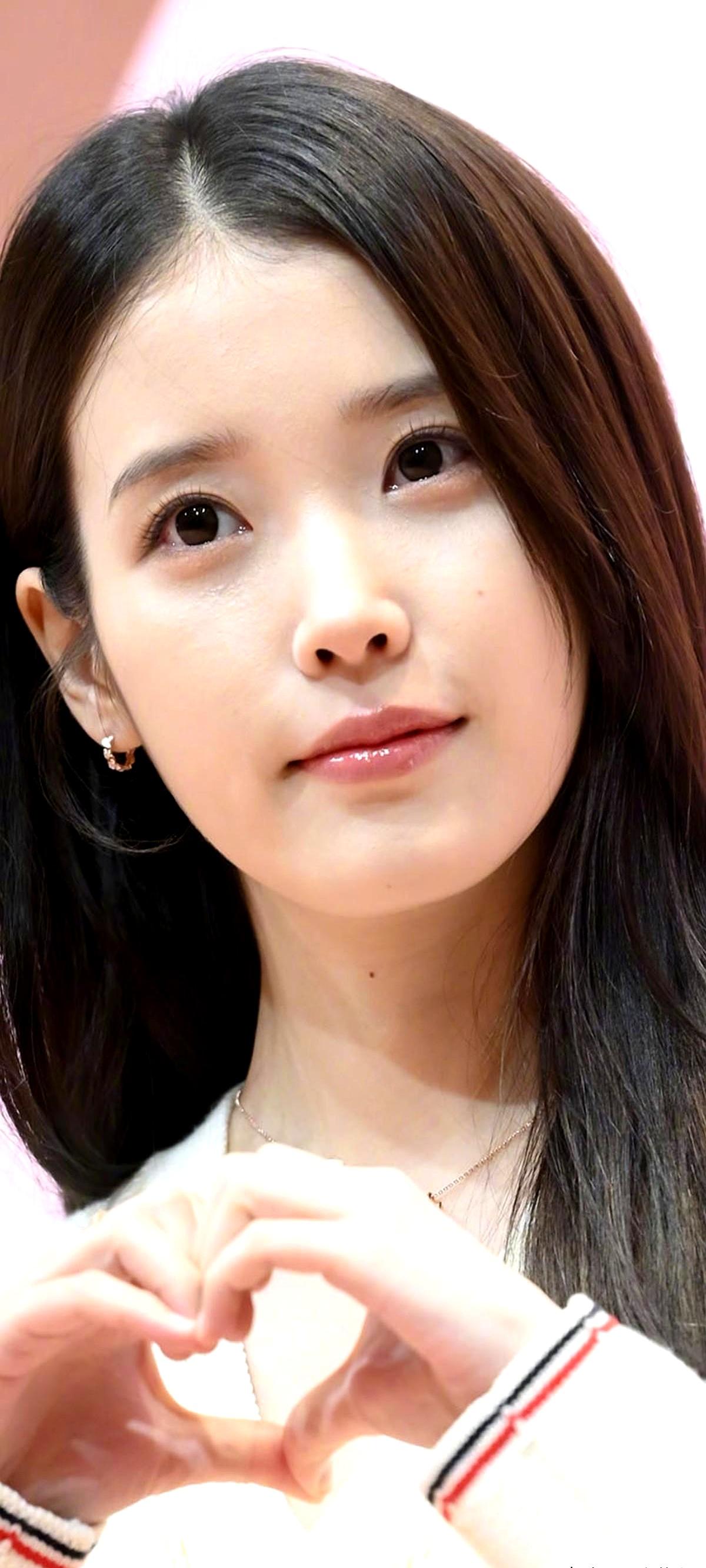 在你心里最美的女神是谁IU今日活动新闻图​​​！她参加完活动，现场的新闻图就