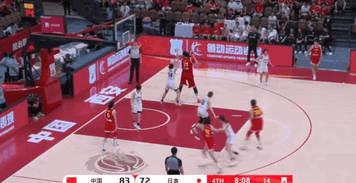 张子宇昨天这个模特步上篮，实在是太欺负人了。这一球，正好赶上一个错位，防守球员