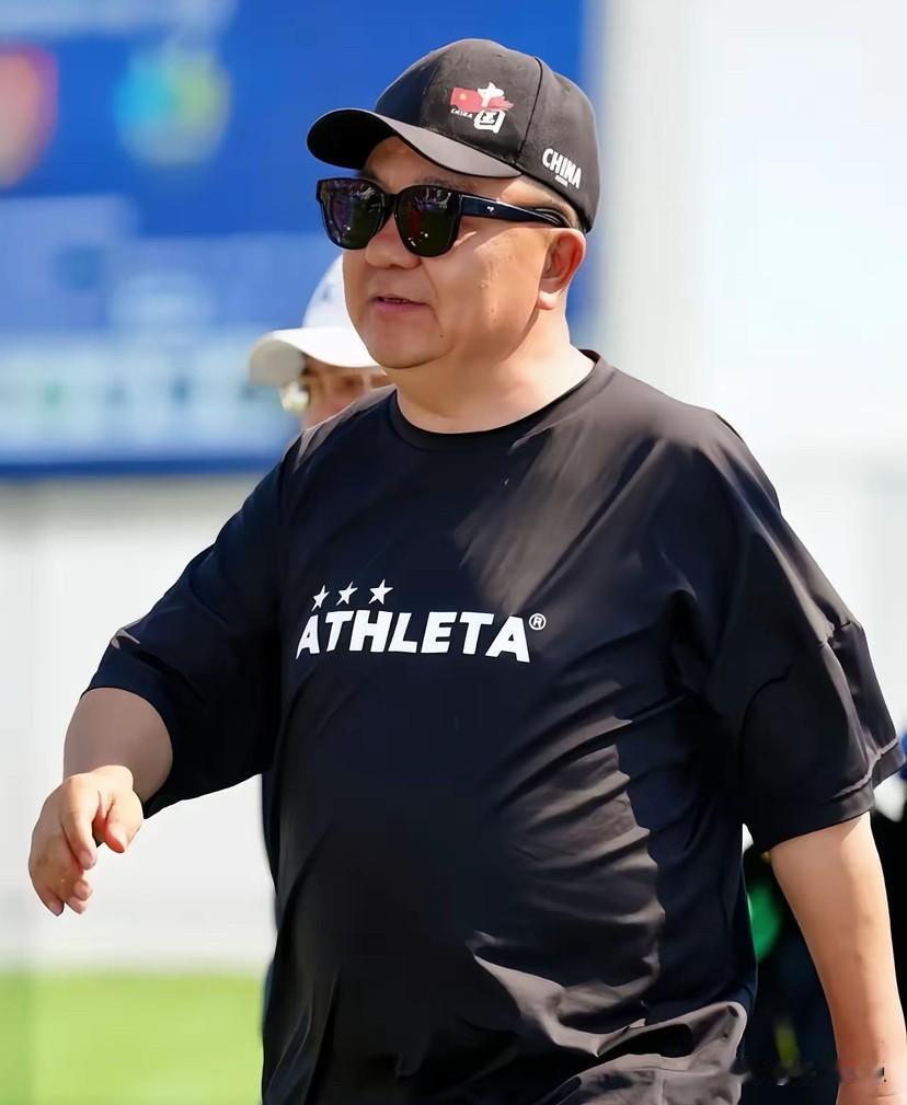 董路没有教练证的理由很简单：他不想考。不是怕考不过，他就是不想考。第一、董路