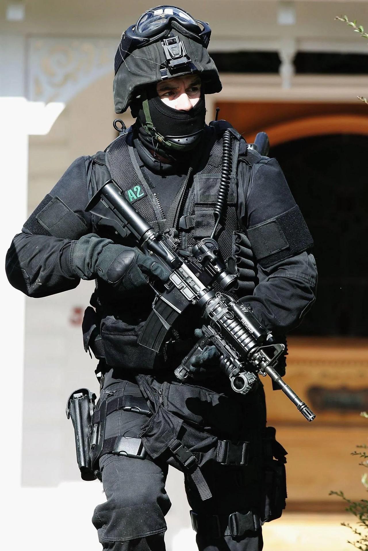 新西兰警察罪犯小组成员携带大毒蛇XM-155.56毫米步枪