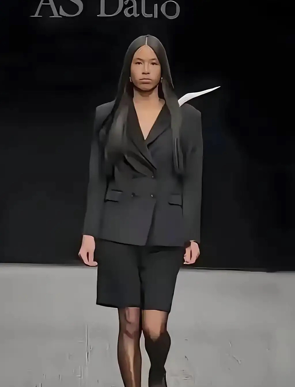都说能在巴黎时装周走秀以后就是行走的印钞机，才16岁的这位星二代，跟母亲张庭一笑两个酒窝的甜美相去甚