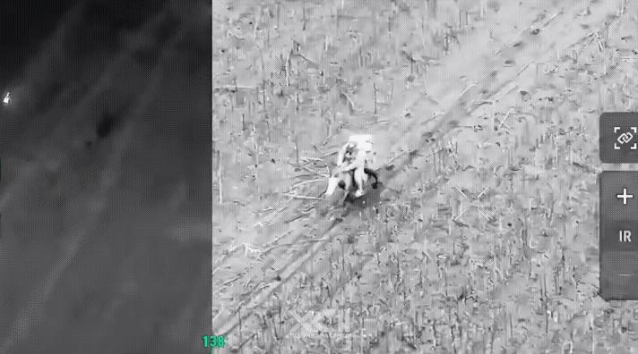 厉害了，两名俄军骑着骡马运输物资，结果遭到乌军92独立突击旅无人机攻击！在乌克兰