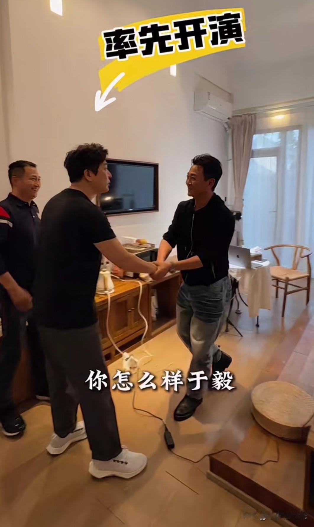 这俩人玩角色扮演玩的还挺开心。[笑着哭]于毅一见到吴樾就演上了，张口就来:“于