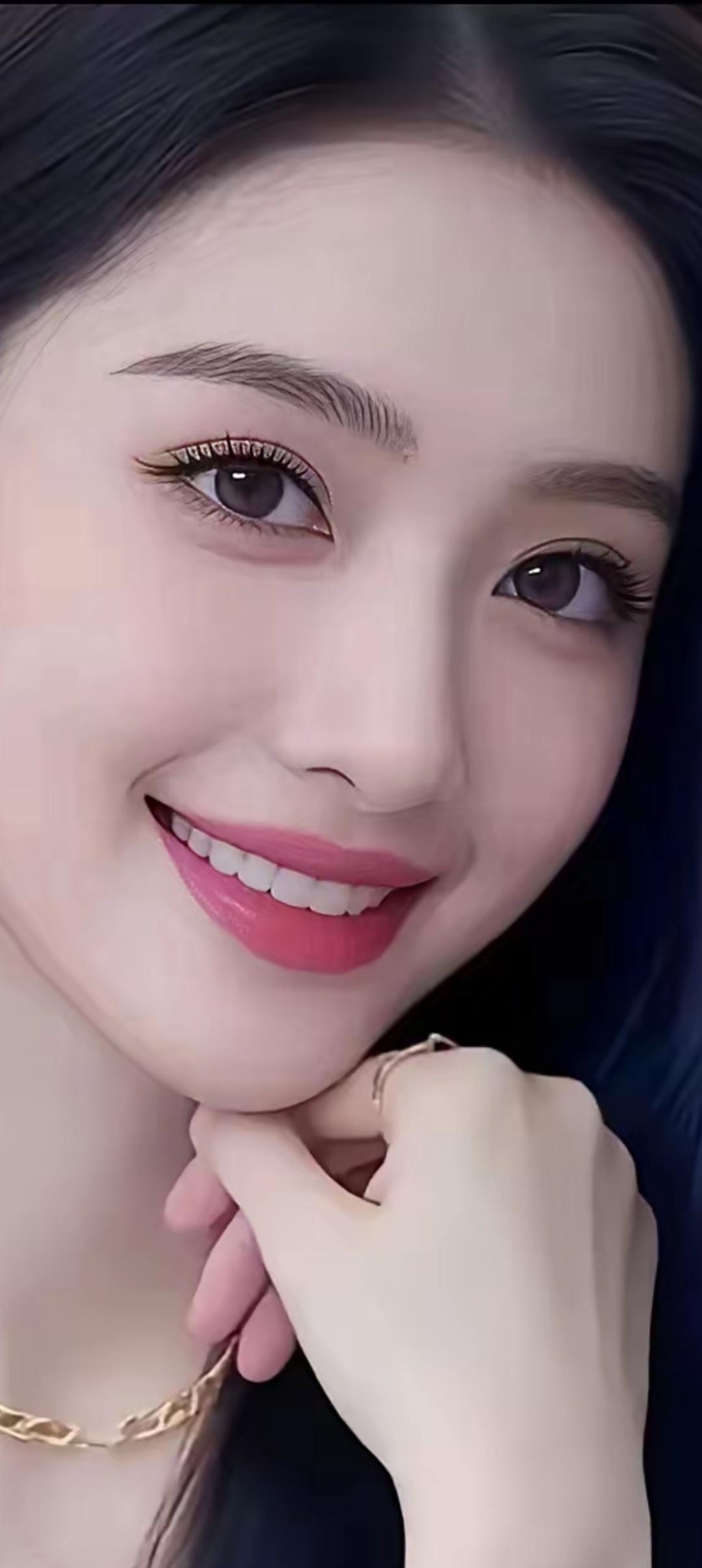 甜美笑容，金链闪耀，温柔可人