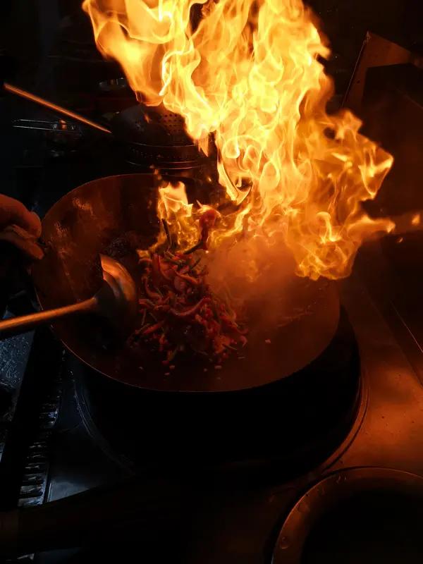 为啥饭店炒的菜就是要好吃点?为啥饭店炒的菜就是好吃？我觉得原因不少。就说火候，