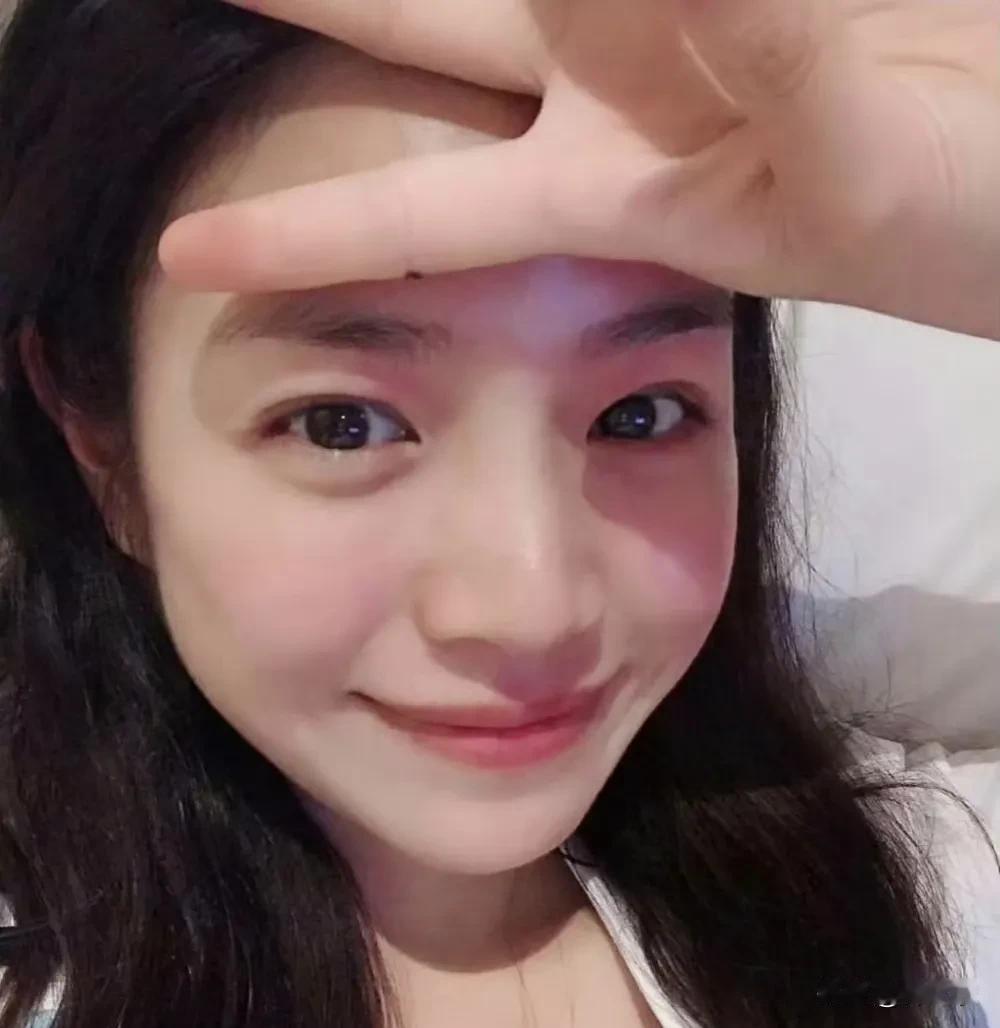 陈妍希的性格真的好好啊，看蝴蝶她和对手演员宣传的视频，全程都非常落落大方且高情商