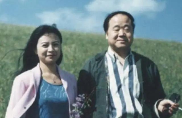 11970年，年轻时的莫言跟邻村一个姑娘表白，姑娘不屑的说：“癞蛤蟆想吃天鹅肉！