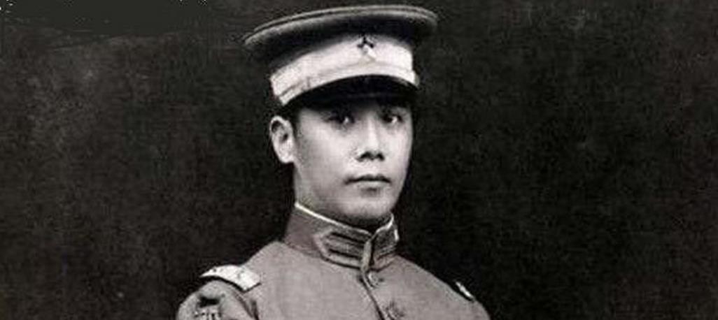 1948年，70岁穷困潦倒的袁克定流落街头，却遇到了曾经的老仆人，仆人每天上街帮