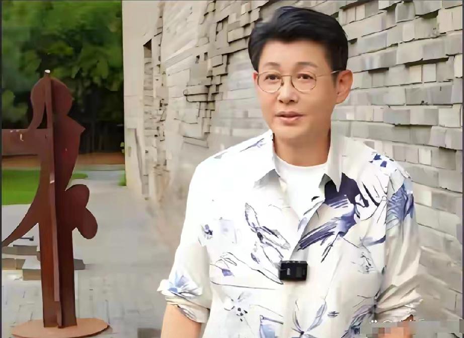 与董卿分手，娶小20岁娇妻，62岁程前活成人生赢家他曾是央视顶流主