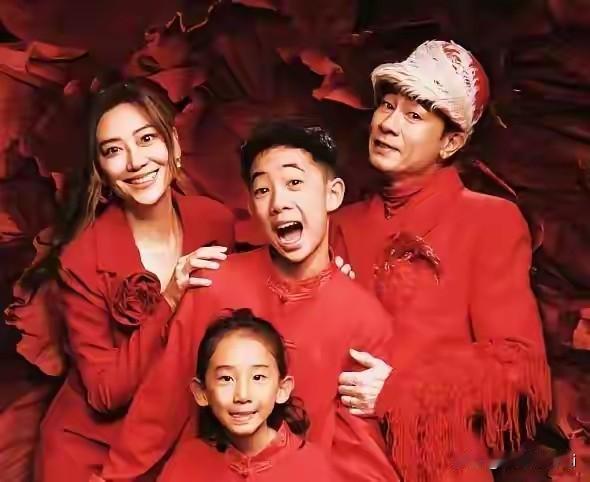 主持人问陈小春，你跟你太太哪个收入高？他说，我的收入都给他，你说谁高了？太太赚的