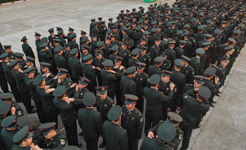 很多市民分不清解放军军衔，今天给大家讲明白：列兵、上等兵是新兵；下士、中士、上士