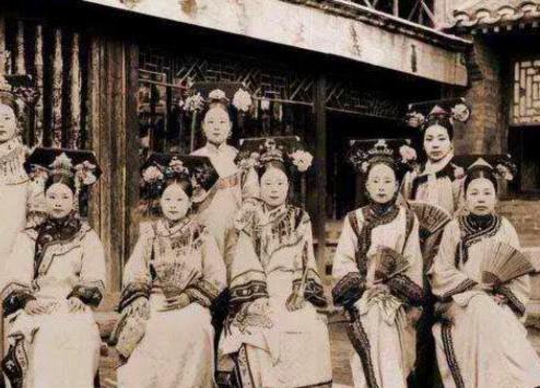 1903年，慈禧太后将身边19岁的贴身侍女，许配给一位年过六旬的老太监。新婚之夜