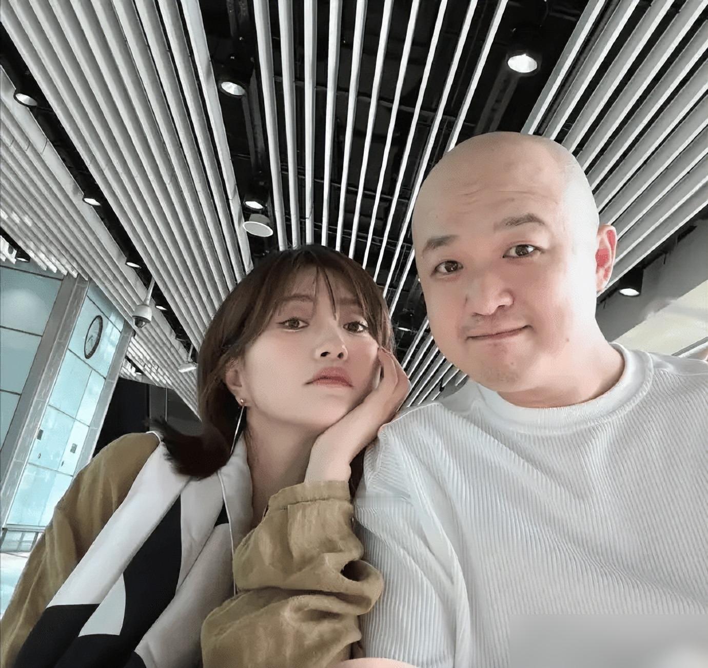 被传出轨风波后，包贝尔先一人露营，七天后和包文婧一起出门八月二十六号，娱记刘大锤发了一段酒店走廊录像