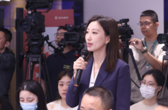 中国记者连环发问，把联合国秘书长问到结巴、语塞、脸都绷不住。你纪念广岛，却不敢说