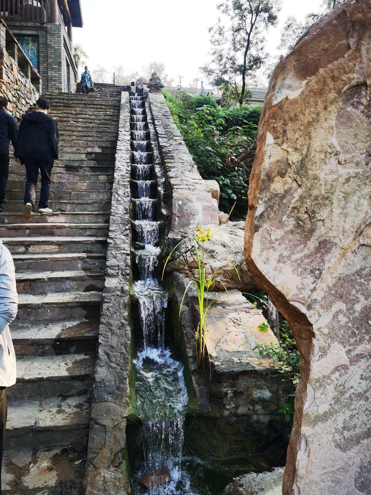 一位45岁的前建筑项目经理，现在开网约车12小时收入不到200元。十几年前月薪