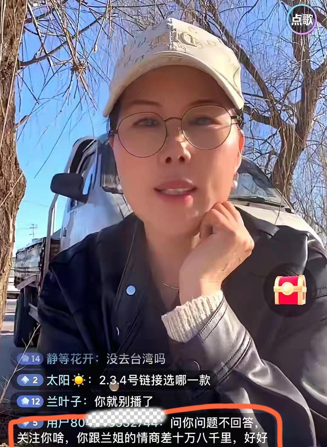 1万人在线那场，我点进去就看见她手里攥着一袋农产品，嘴里像卡带：点关注，点关注。