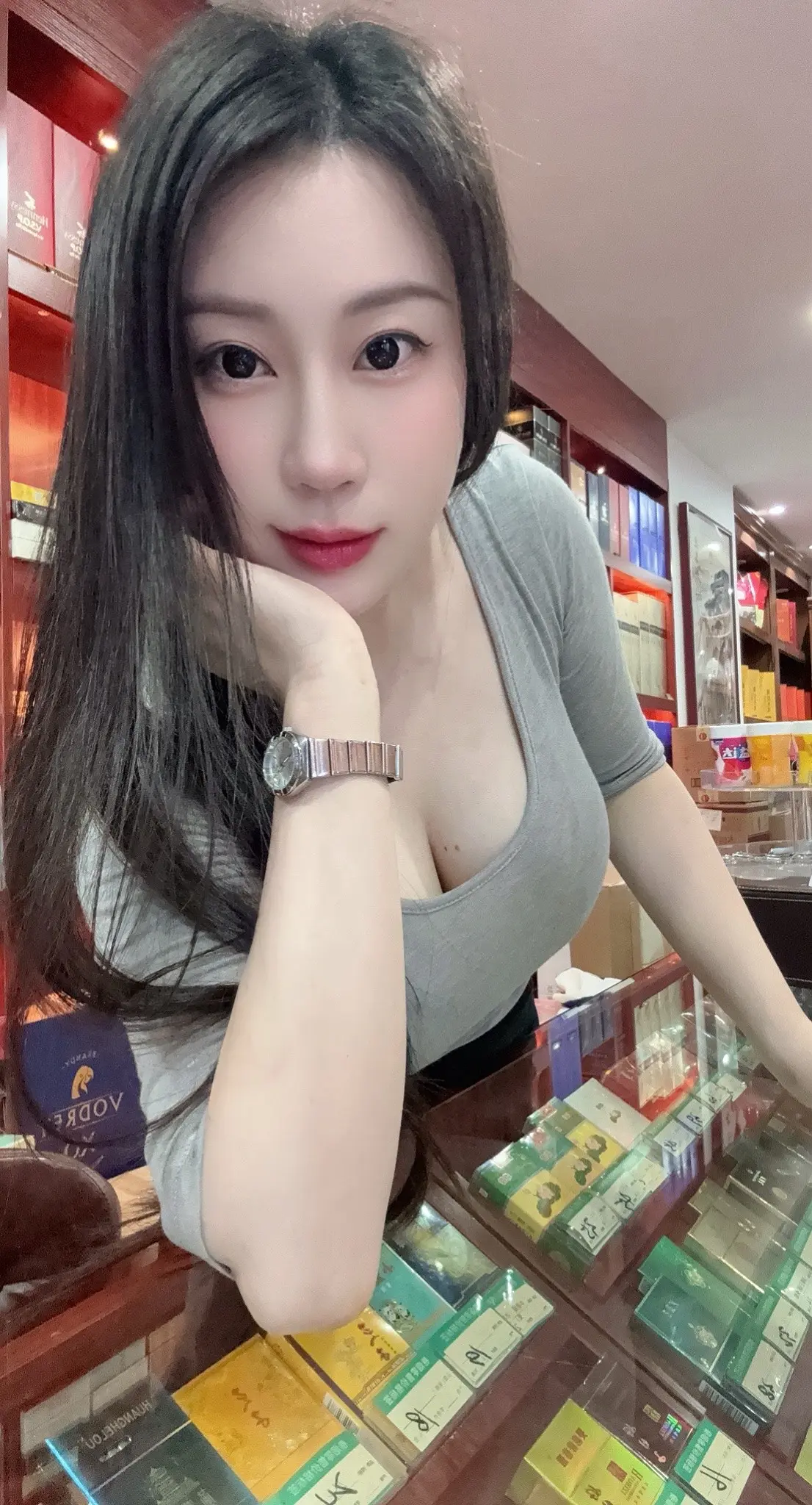烟酒便利老板娘 烟酒便利店老板娘 烟酒店的老板娘 烟酒行老板娘 烟酒茶店老板娘