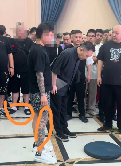 人在做，天在看有网友说杨少华老先生的葬礼办的忒不像葬礼，更像一场社会杂家的聚会