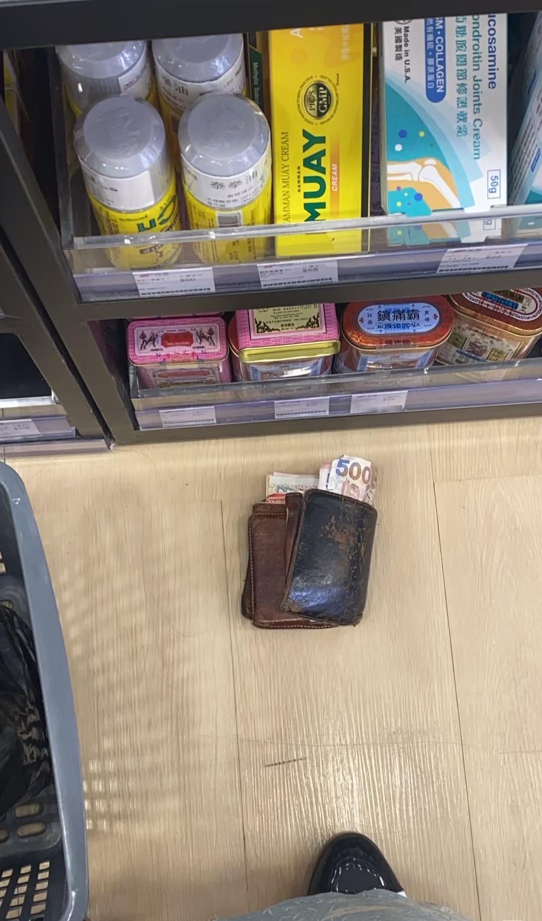 香港碰上新型骗局在龙丰买药的时候把货架篮放地上，一直在这一排货架待着看商品，中
