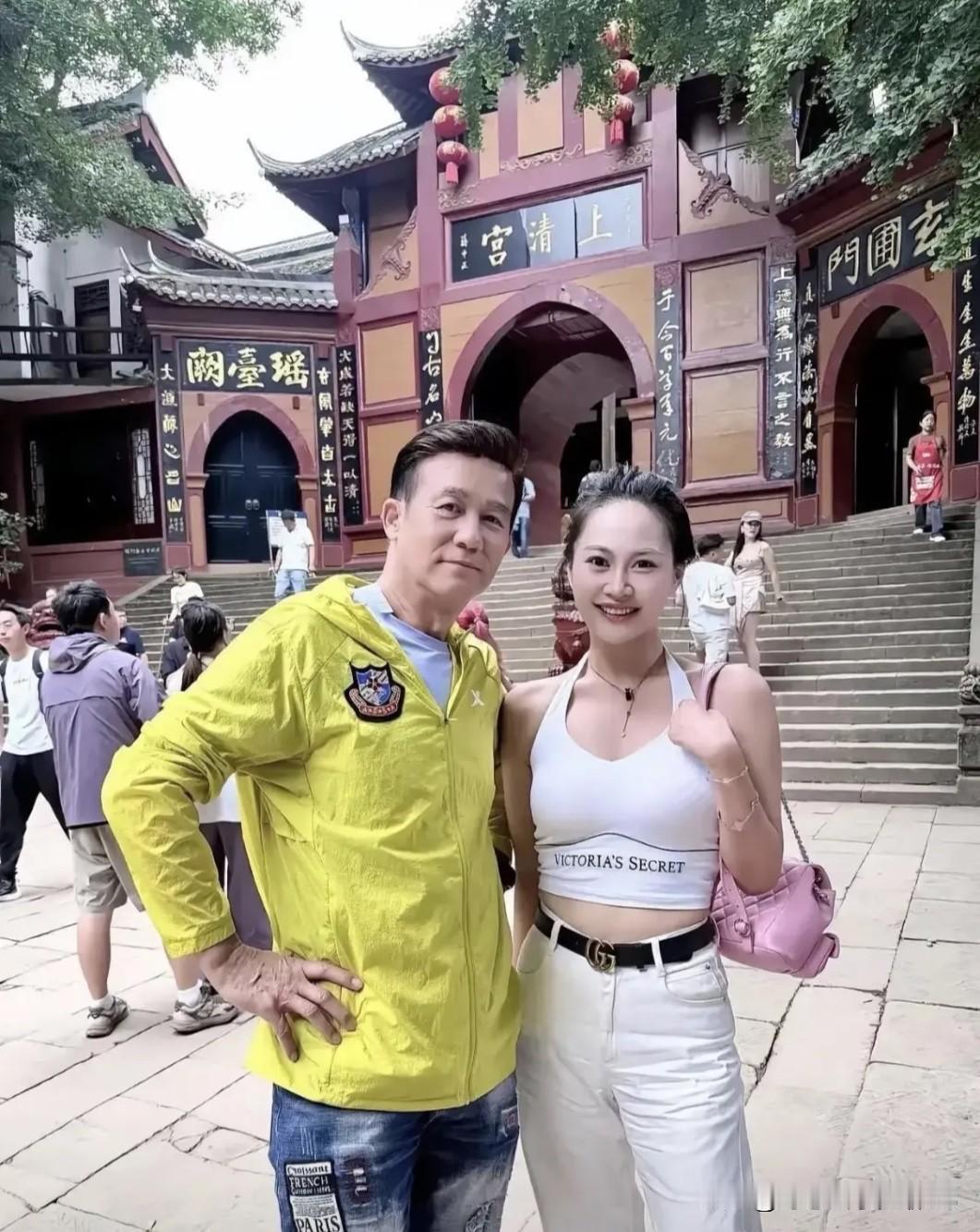 当年的男神也老了，发际线后移，颈纹明显，老的有点认不出了。不过他还是跟苗侨伟一