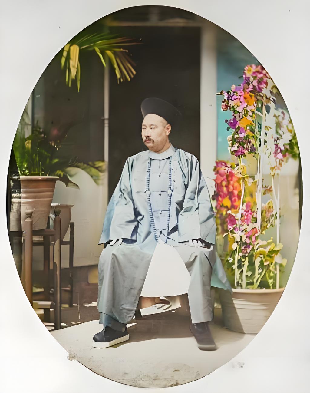 宗室肃顺，字雨亭，爱新觉罗氏，清朝宗室，镶蓝旗人，郑亲王济尔哈朗七世孙，郑慎亲王