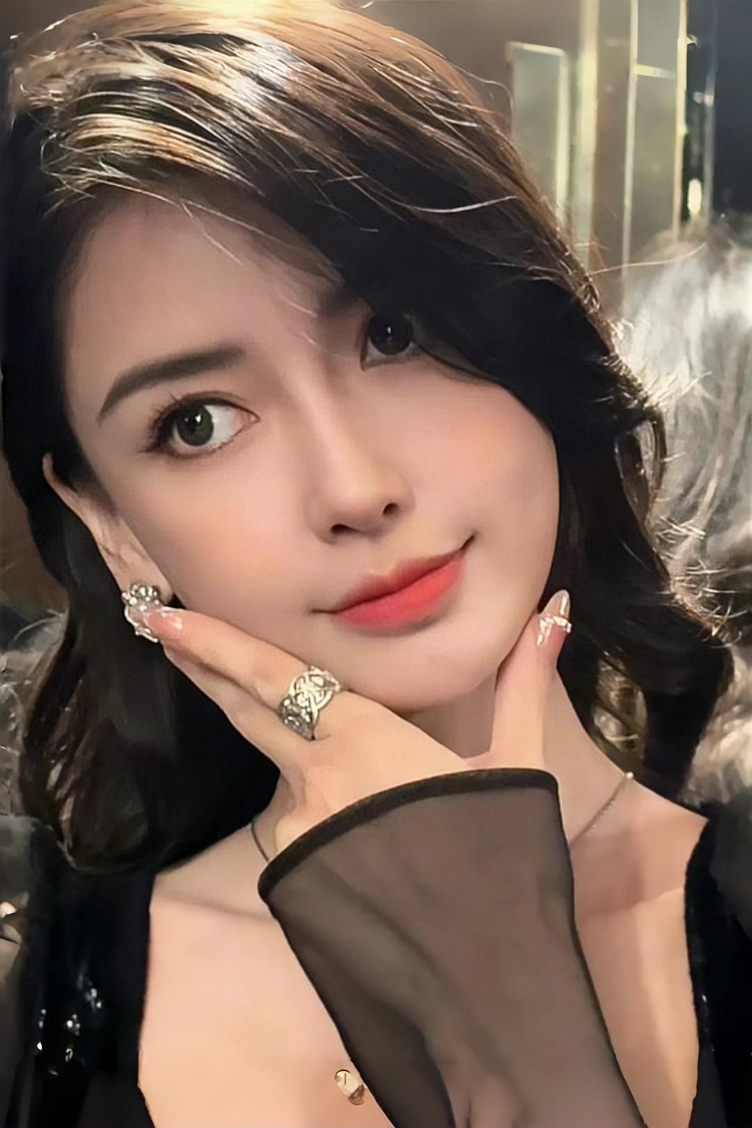 杨颖颜值惊艳，盛世美颜引领时尚风潮。