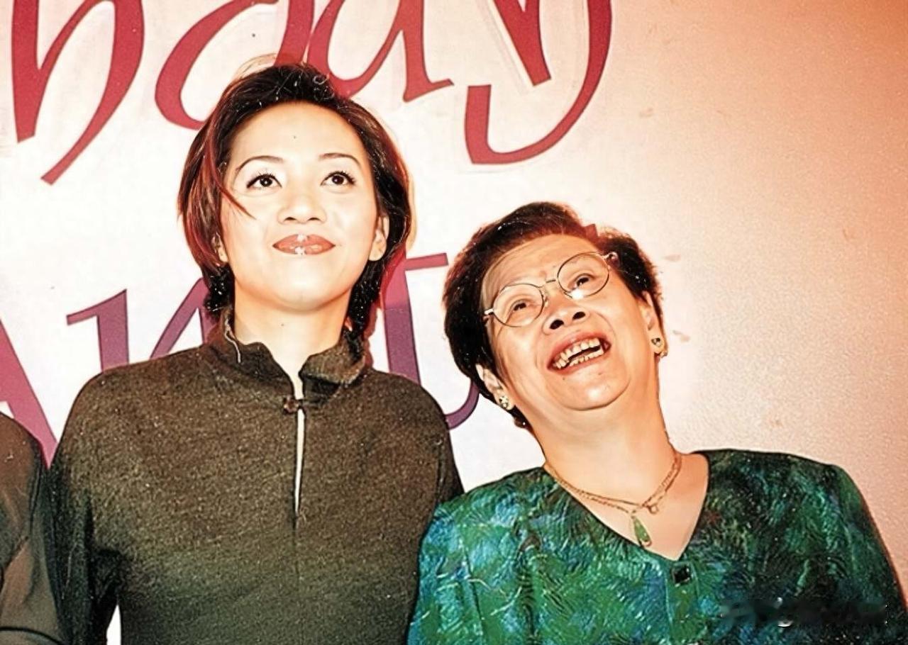 红衣拜年视频刷屏，百万网友说她福气好，可没人提她连假牙都咬不稳了。她每月收25